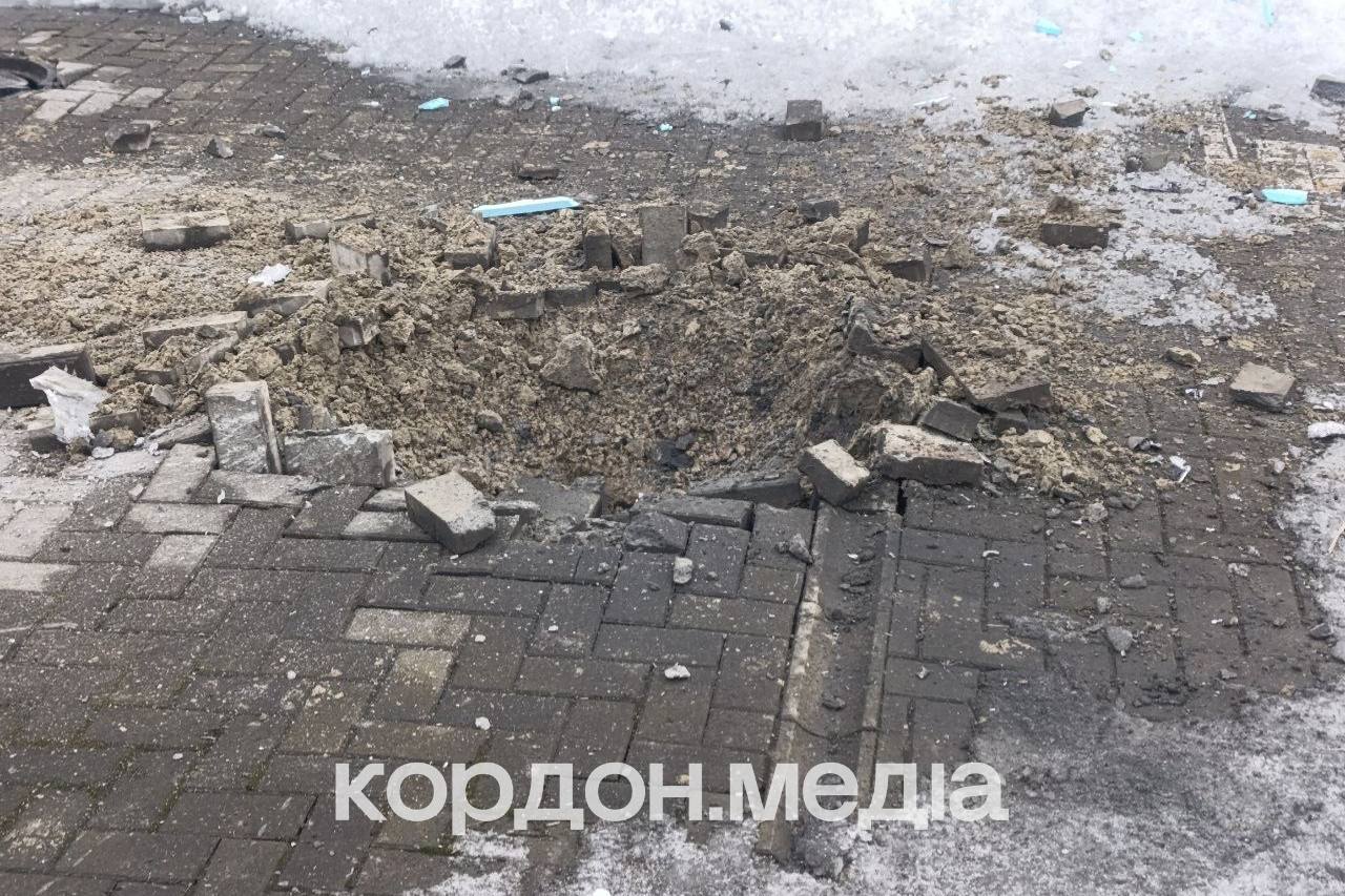 Наслідки нічного обстрілу Сум: пошкоджено багатоповерхівку та автосалон