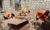 Сумські добробатівці допомагають тростянчанам демонтувати будинки, непридатні для експлуатації