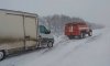 В Белополье спасатели помогли освободить грузовик из снежного заноса