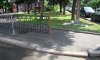 В Сумах установили забор посреди тротуара