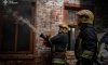 У Сумах рятувальники приборкали пожежу в будинку на шістьох господарів (відео)