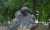 У Глухові пам’ятники Березовському та Бортнянському потерпають від голубиного посліду: мити нікому