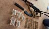 У Конотопі поліцейські викрили чоловіка, який зберігав наркотики та зброю