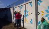 В Сумах активисты расскарсили в национальные цвета 400 метровый забор