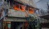 У Шостці рятувальники приборкали масштабну пожежу в житловому секторі (відео)