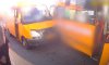 В Сумах на остановке столкнулись две маршрутки: пострадала пассажирка (видео)