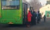 В Сумах коммунальные автобусы высаживают пассажиров прямо посреди дороги (видео)