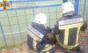 В Лебедине спасатели освободили мальчика, застрявшего между металлическими элементами ограждения (видео)