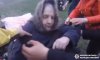 Крізь дрони й зруйнований міст: на Шосткинщині поліцейський врятував жінку, якій раптово стало зле (відео)