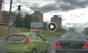 В Сумах водитель по встречке проехал на красный через пешеходный переход (видео)