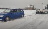 У Сумах патрульні допомогли водію, автомобіль якого потрапив у снігову пастку (відео)