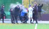 Фанаты ФК «Сумы» выбежали на поле и напали на игроков и тренеров клуба из Днепра (видео)
