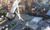 В Конотопе вандал повредил памятники на кладбище (фото)