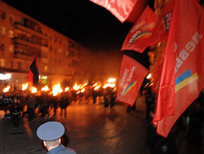 Около трехсот человек собрало факельное шествие по центру города