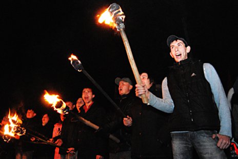 Около трехсот человек собрало факельное шествие по центру города