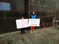 Пикет у стен облсовета. Марина Чеберячко с сыном Русланом протестуют против выселения из родного дома (20 мая 2016 года).