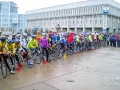 Подождем под дождем. Слушать приветственные речи сумчан участникам велоэстафеты пришлось не в лучших погодных условиях.