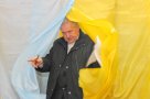 Виктор Федорченко опробовал кабинку, где позже будет голосовать его конкурент Геннадий Минаев.