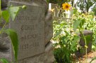 Надгробие Эрнестины Шарлотты Шольц, жены Карла-Густава и матери Густава-Карла, — одно из немногих напоминаний о немецких захоронениях на Центральном кладбище, чудом уцелевшее.