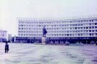 На рубеже 1970-80-х гг. площади в Сумах начали мостить плитами, чтобы не морочиться с постоянной заменой асфальта.