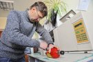 Инженер Сергей Русаков проверял газ в лаборатории на хроматографе.