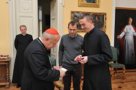 Получение реликвии из рук архиепископа.