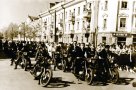 Городские мотоциклисты-любители на первомайской демонстрации.
Фото 1961 г.