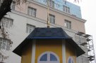 Пусть бутафорский, но тоже купол. Недорогой закос под старину возле гостиницы «Украина».