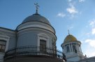 Купола Спасо-Преображенского собора покрыты настоящим сусальным золотом. Купола здания епархиального управления куда скромнее.