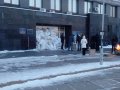 В 16.15  вход в Сумской горсовет был полностью заблокирован мешками со снегом.