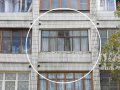 Балкон дома по ул. Харьковская, 42, с которого вечером 1 октября 2011 года велась стрельба по прохожим и окнам.