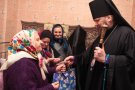 Епископ Евлогий вручил жилицам церковного дома престарелых подарки.