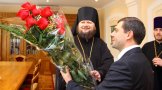 Губернатору - цветы. Глава Сумщины Юрий Чмырь восхищен епископским букетом.