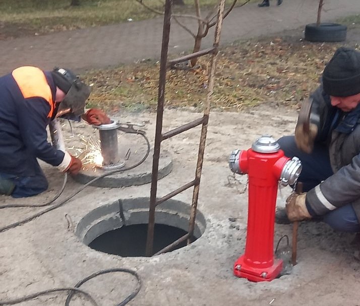 Сумські комунальники встановили новий пожежний гідрант у спальному мікрорайоні | Данкор онлайн | Сумской информационный портал: все новости Сумщины