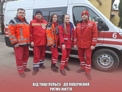 Медики «швидкої» та небайдужий сум’янин реанімували чоловіка, у якого на вулиці зупинилося серце