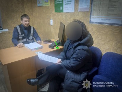 У Бурині поліція повідомила жінці про підозру в незаконному обігу тютюнових виробів