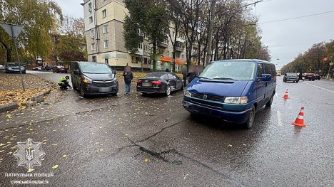 У Сумах водій на Ауді зіткнувся із двома мікроавтобусами