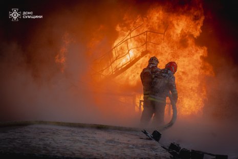 У Сумах ворог знову атакував промислову зону: рятувальники приборкали масштабну пожежу (фото)