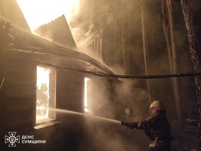 На Конотопщині вогнеборці ліквідували пожежу лазні (відео)