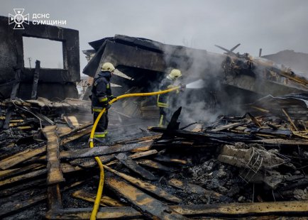 Під Сумами ліквідовано масштабну пожежу, яку спричинив ворожий удар