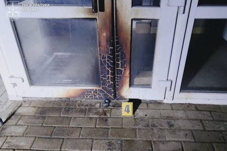 У Сумах правоохоронці затримали молодика, який підпалив відділення «Укрпошти»