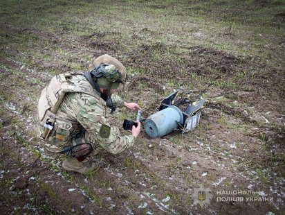 Вибухотехніки поліції знешкодили бойову частину ворожого безпілотника, який впав у полі й не вибухнув