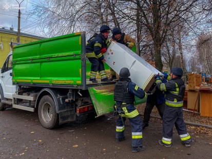 У Глухові рятувальники допомагають містянам оговтатись від ворожого удару