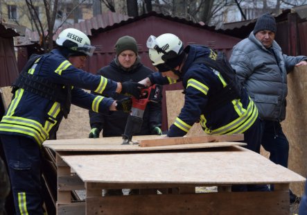 На місці недільного ворожого удару в Сумах закрили майже всі вибити вікна та балкони