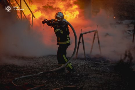 Внаслідок атаки БпЛА на промзону в Сумах сталася пожежа: є поранений (фото)