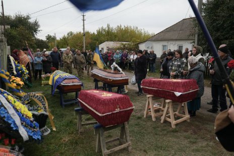 У Чернеччині на Сумщині попрощалися із загиблою внаслідок російського удару родиною Лєсніченків