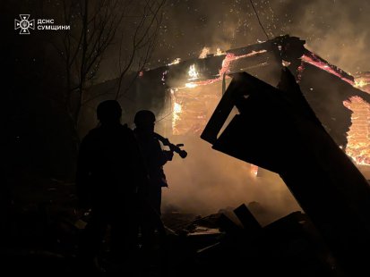 На Сумщині рятувальники гасили пожежі після ворожих ударів (відео)