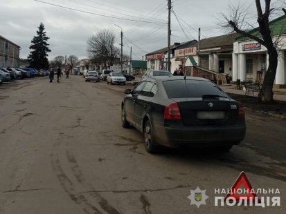 У Лебедині жінка опинилася під колесами авто