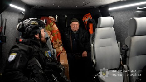 Поліцейські евакуювали чоловіка та його песика з прикордонного села на Сумщині (відео)