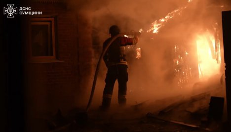 Ворог атакував агропідприємство на Сумщині: виникла пожежа (відео)